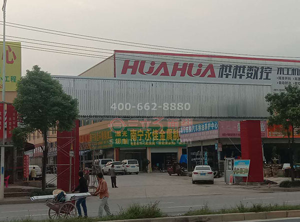 廣西南寧興寧龍門架三面翻批發(fā)市場(chǎng)廣告牌案例施工圖片