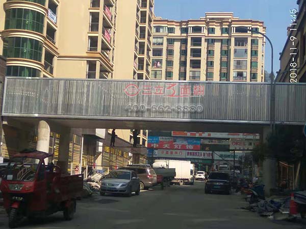 貴州貴陽(yáng)樓間連體廊橋三面翻過(guò)街廣告牌案例圖片
